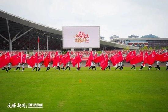 ”主创们还收到了来自成都观众极具地域特色的礼物，一位观众送给电影主创每人一个大熊猫玩偶，喊话“这个喜剧就是治愈咱们的不开心”；另外一位观众，送给李渔的扮演者健康一条红彤彤的大鲤鱼玩偶，并希望大家的烦恼可以像鲤鱼一样“烦恼只有七秒，立马全忘掉”